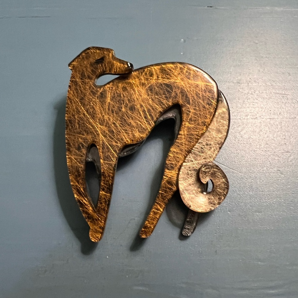 Erstwilder brooch